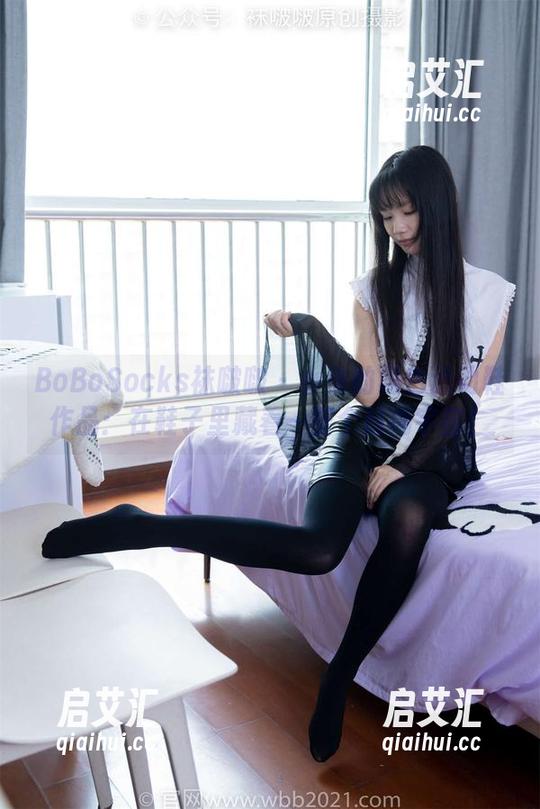 BoBoSocks袜啵啵 - 小沫的黑色运动鞋作品：在鞋子里藏着一整个时尚宇宙！