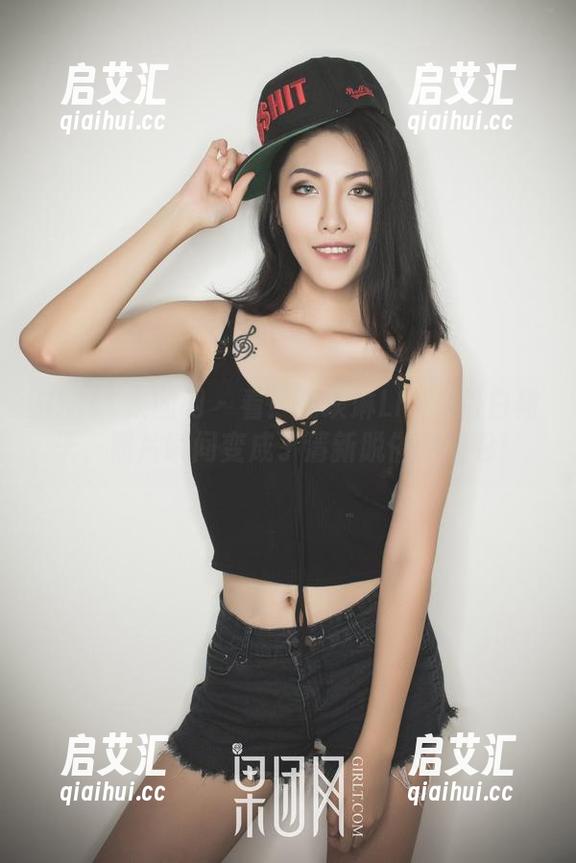 GIRLT果团网 - 看！周琰琳LIN穿着白裙子，照片瞬间变成了清新脱俗的画卷！