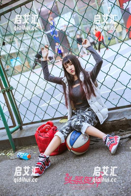 TouTiao头条女神 - 周思超的户外写真：在风中舞动，看看图片如何“偷”走你的心！