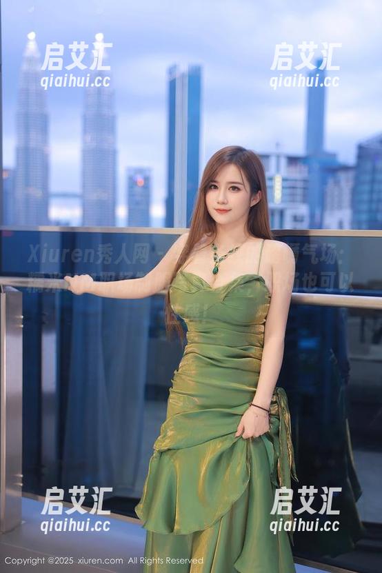 Xiuren秀人网 - 穿着条纹的磅礴气场：糯米NM职场制服写真合集，职场也可以性感！