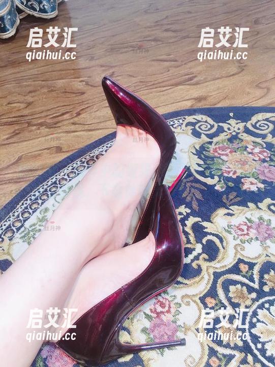 微密圈 - 细节中的缠绵丨丝月神酒红高跟裸足图集，下载体验无与伦比的美感