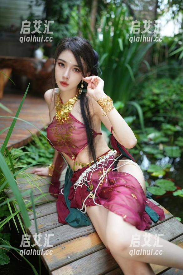 精选图片来一波！余多多Dudu的制服美照，心情瞬间好起来！