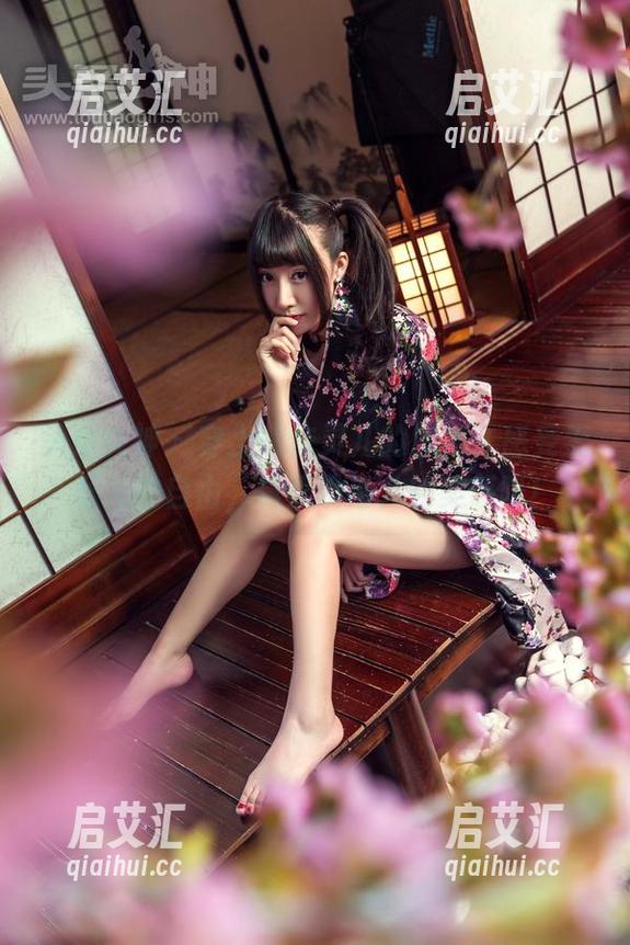 头条女神 - 穿上娜依灵儿的旗袍，感受无圣光的自由，真是没准儿的美感呀！