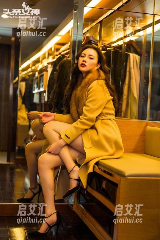 头条女神 - “张蓝欣的毛衣私拍图集：有点小心机，有点微妙……”光线穿梭，令我不知不觉停驻。