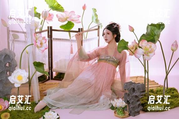 医护之美：奶桃桃的写真图集让你心跳加速