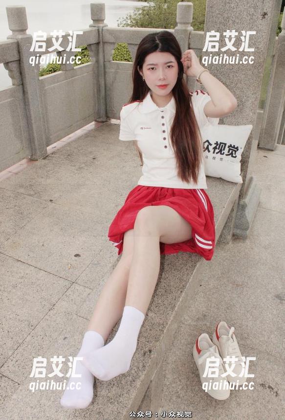 小众视觉 - 小苏菲的定制魅力：那些让人停留的制服图片