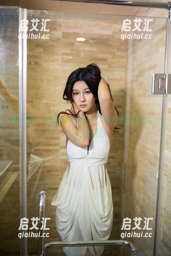 推女郎 - 泳池中的连欣：原图揭示的不止是水的倒影