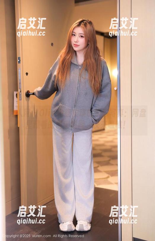 秀人网 - Olivia童安琪的学妹写真：网盘里藏着的俏皮瞬间，快来瞧瞧！
