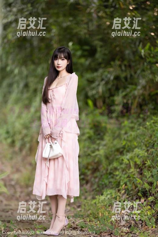 秀人网 - 小泡芙winna“油亮”图包：在这光影之间，谁还在乎别的？