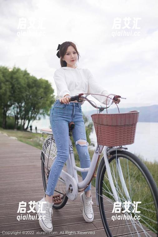 秀人网 - 原图特供：糯美子在泳池里的诱惑，真是个不正经的旅拍小妖精