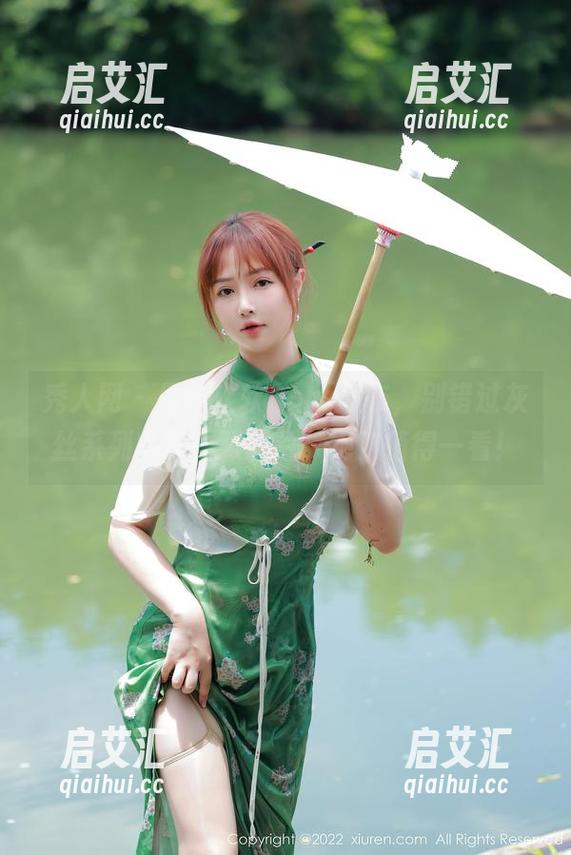 秀人网 - 最新软软Roro发布，别错过灰丝系列的每一张图片，绝对值得一看！