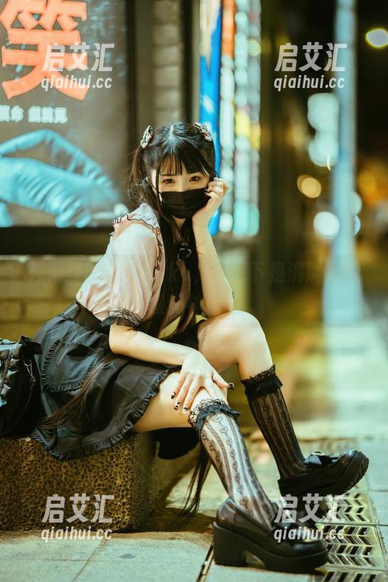 落落Raku 泳池里的落落Raku,水面下是满满的浪漫和神秘。