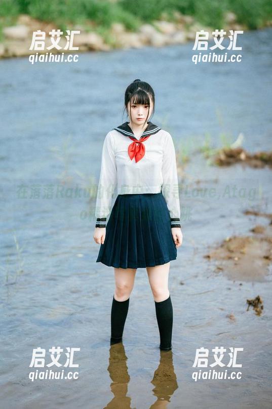 落落Raku 在落落Raku的化身中:探寻Love,Atago精选写真集的心跳