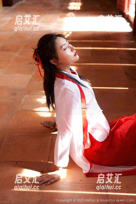 蜜桃社-萌美Moemi 蜜桃社 - 图包里的萌美Moemi:无圣光吊带,适合不输给阳光的夏天