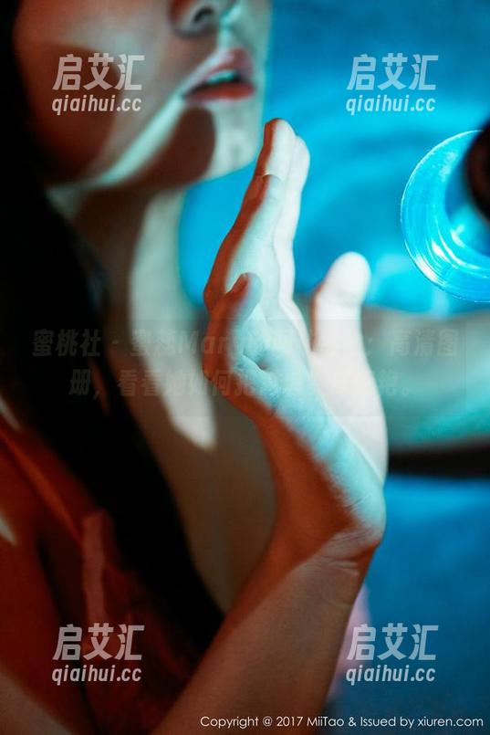 蜜桃社-蜜蕊Mary 蜜桃社 - 蜜蕊Mary的网袜冒险:高清图册,看看她如何把简单变成惊艳。