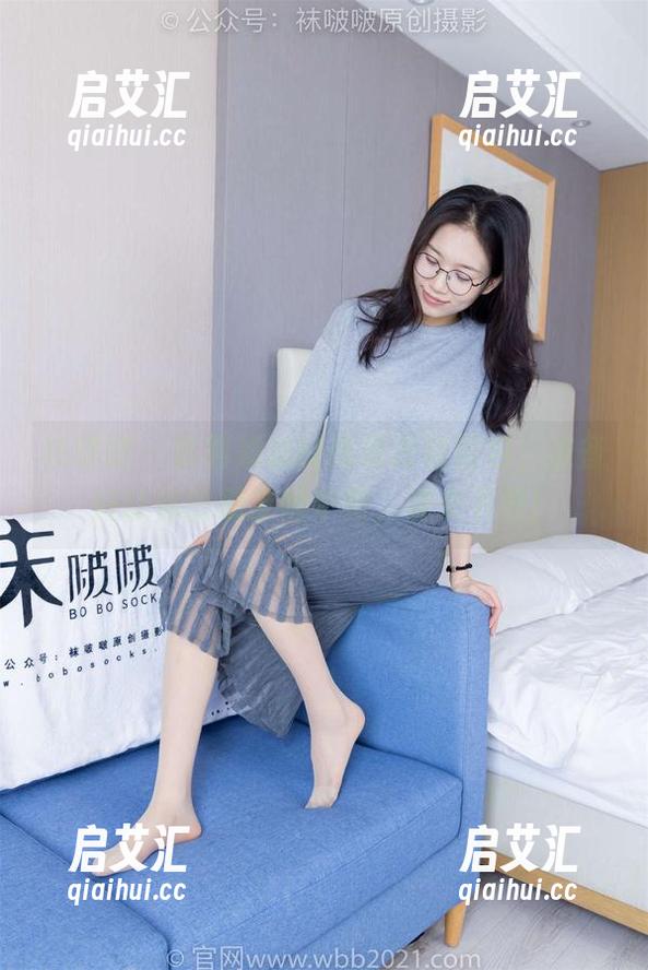袜啵啵-奶油 袜啵啵 - 拿着奶油的高跟凉鞋图包,准备好让你的朋友嫉妒吧,速来下载!