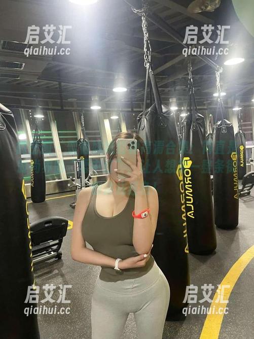 雪怡妹纸 微密圈 - 雪怡妹纸红裙高清合集:简直是时尚界的“雪中红”,让人想把一整条街都涂成红色!