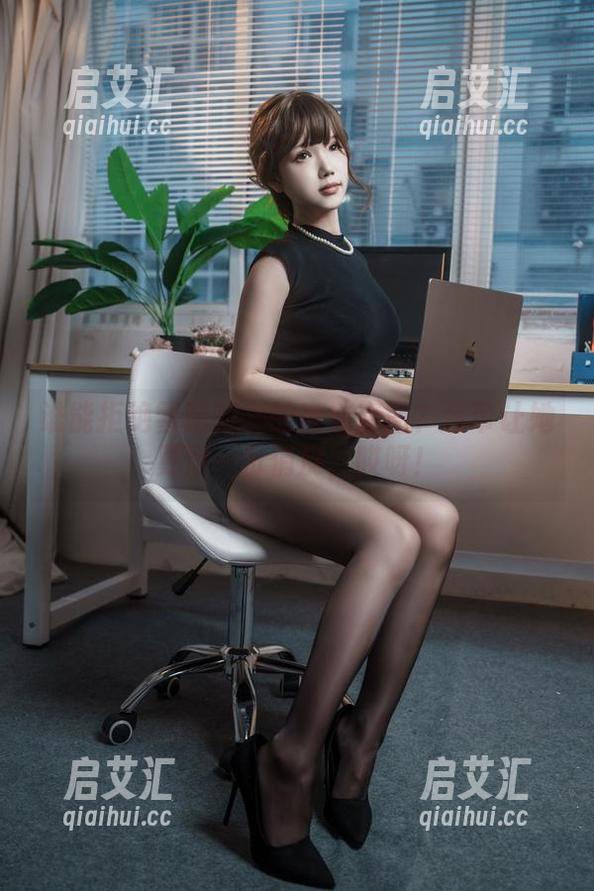 谁能拒绝雪晴嘟嘟的高清套图？吊带让她更添一份俏皮，哎呀！
