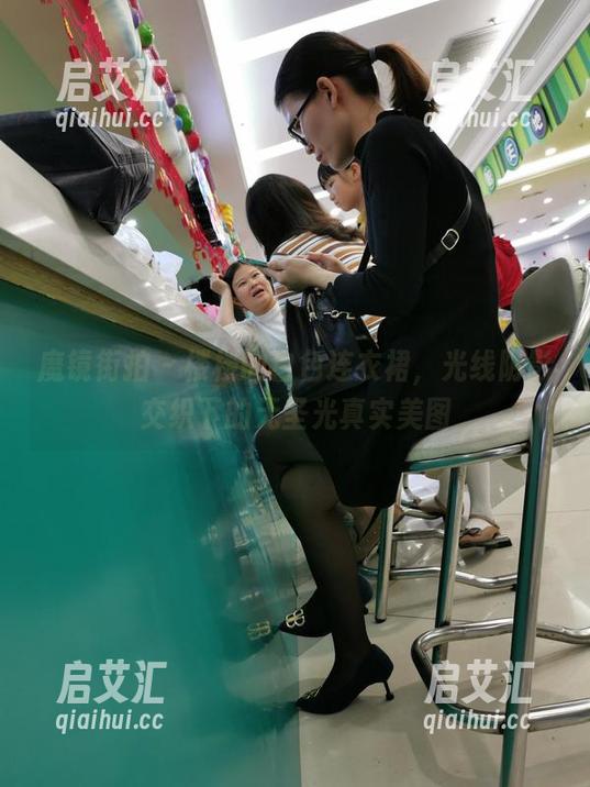 魔镜街拍 - 楼楼的白色连衣裙，光线阴影交织下的无圣光真实美图