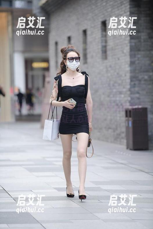 精选魔镜街拍：包臀裙和开叉丝袜的绝配，太让人心动了！