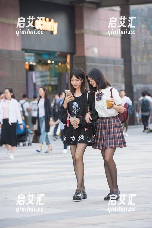 魔镜街拍 魔镜街拍:图集上线,牛仔热裤女孩们展示的大胆与性感!